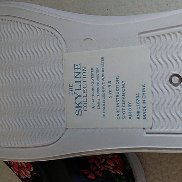 SALE! NWT! Skyline Collection Super Cute Floral Shoes - Picture 7 of 7